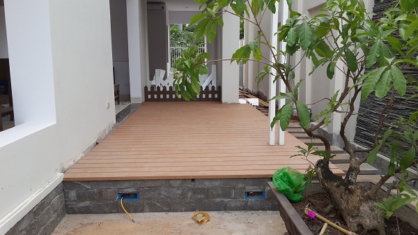 Sàn gỗ tháng giêng cam kết mang đến cho khách hàng sản phầm sàn gỗ ngoài trời chính hãng, chất lượng